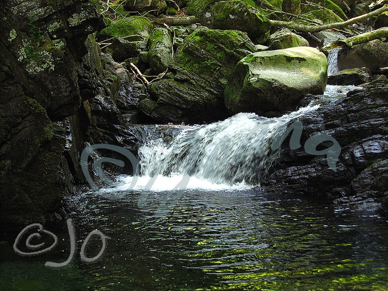 Photo prise sur le chemin qui mène à la cascade d'Ars.
Éditée sur papier 300 gr au format 50 x 40.
Tirage unique 65 € avec cadre bois 58 x 48 Ruisseau-d'Ars.jpg